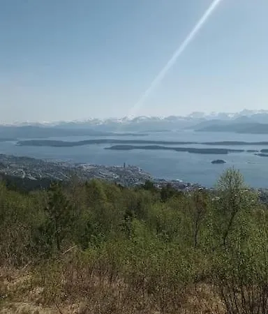 Sentralt, Kort Vei Til Byens Fasiliteter Molde